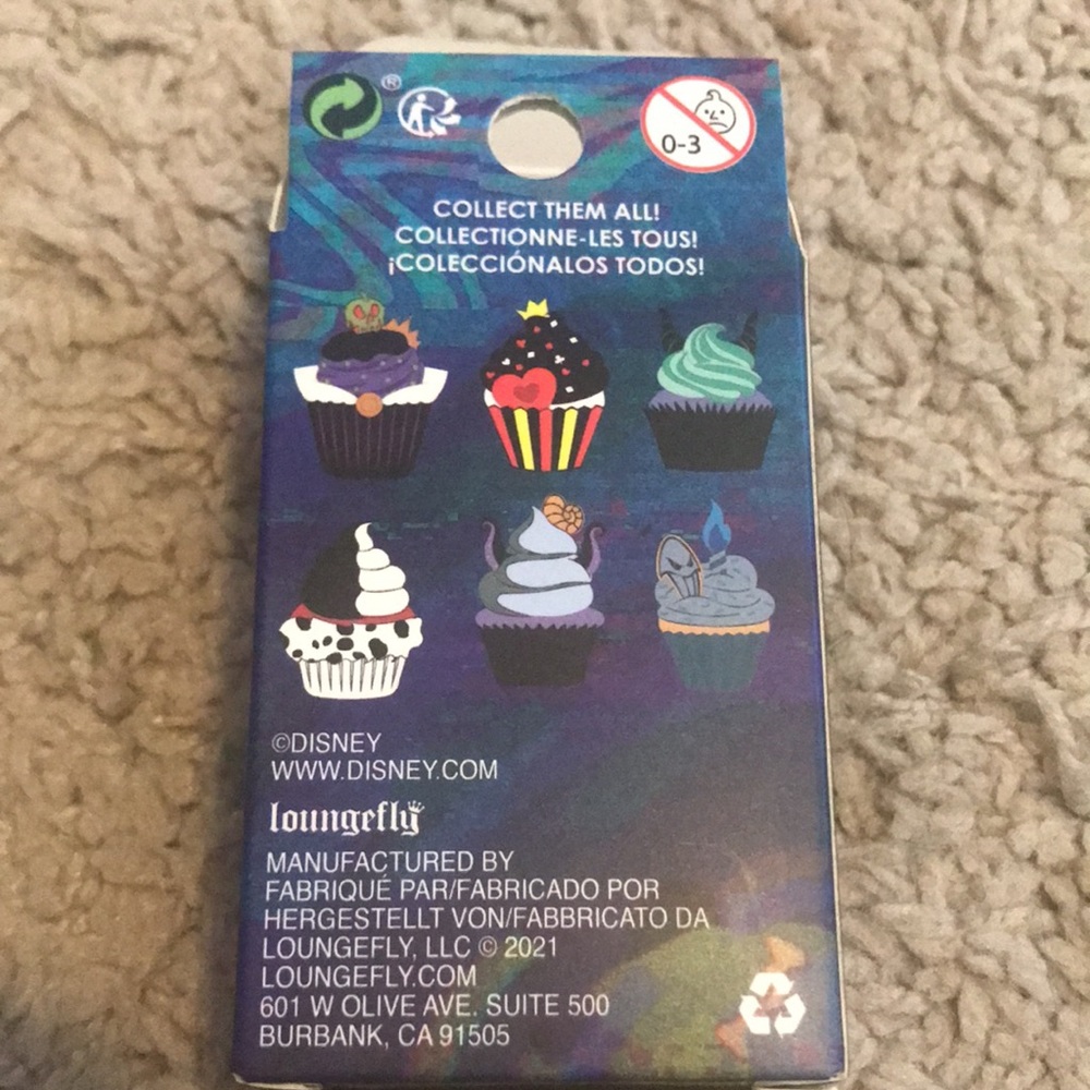 New loungefly Disney villain Ursula cupcake pin - Picture 5 of 5